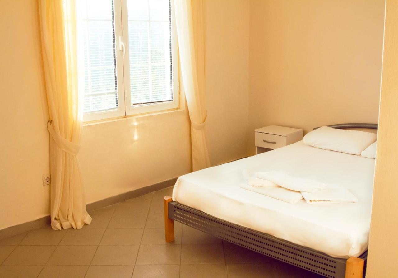 Hostel "Kraljica Snezna " Сутоморе Екстериор снимка